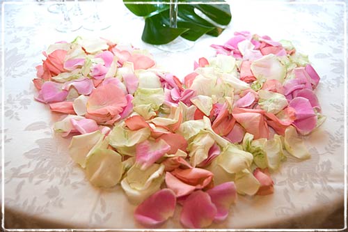 Centrotavola con petali di rose