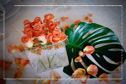 centrotavola-con-rose-arancio-galleggianti