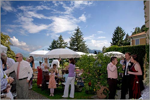 Villa-Margherita-aperitivo-in-giardino-vista-lago