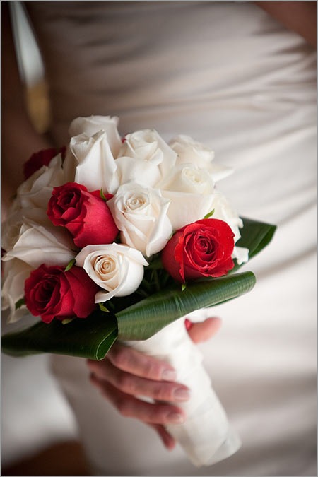 bouquet-sposa-rose-rosse-crema
