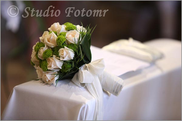 bouquet sposa con rose e crisantemi verdi