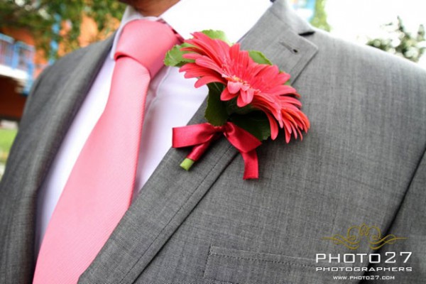 bottoniera sposo con gerbera rossa