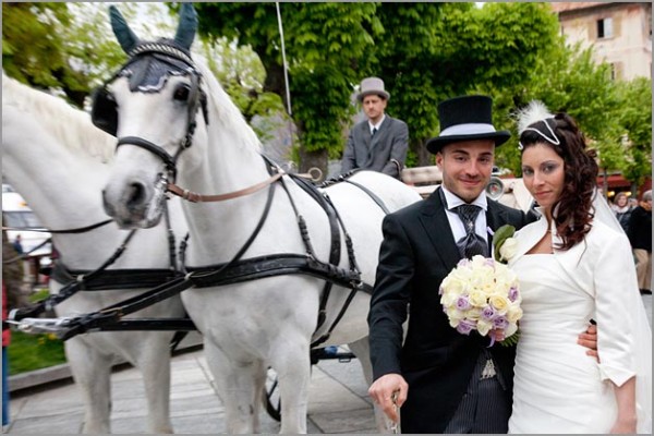 matrimonio in carrozza con cavalli bianchi a Orta