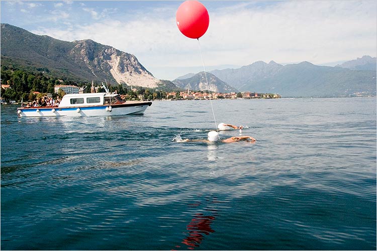 sposi_a_nuoto_matrimonio_lago_maggiore