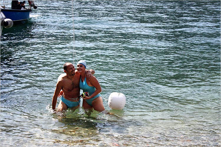 sposi_a_nuoto_matrimonio_lago_maggiore