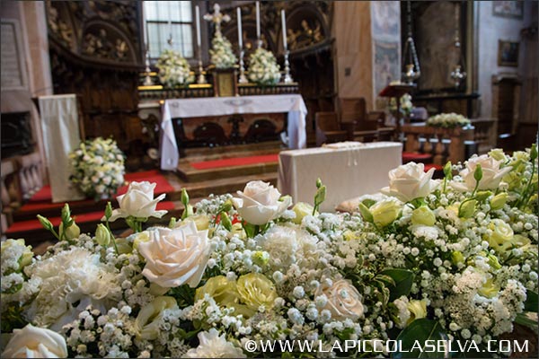 Addobbi floreali nella chiesa sull'Isola di San Giulio
