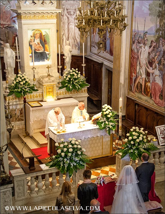 Addobbi floreali con rose e orchidee, chiesa Madonna della Bocciola