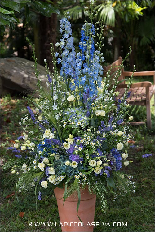Composizione floreale country chic per cerimonia in giardino